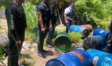Interior y Policía y el CECCOM desmantelan en Azua fábrica clandestina con más de 25 mil litros de alcohol adulterado