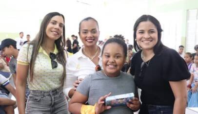 Jóvenes empresarios entregan más de 500 juguetes en campamento de verano de La Vega