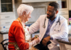 La proteína que frena la recuperación muscular en los ancianos también los protege