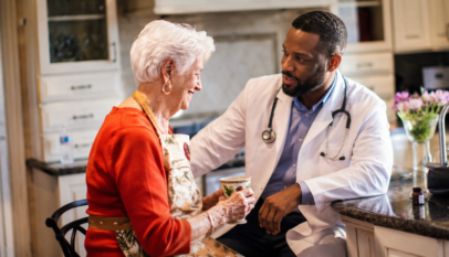 La proteína que frena la recuperación muscular en los ancianos también los protege