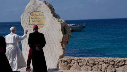 León XIV denuncia en Lampedusa la indiferencia ante los muertos en el Mediterráneo: «Decisiones tomadas y omitidas»