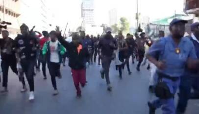Manifestantes antimigración en Sudáfrica recorren Johannesburgo en busca de extranjeros