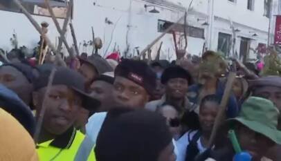 Migrantes huyen de Sudáfrica ante ola de xenofobia y amenazas en su contra
