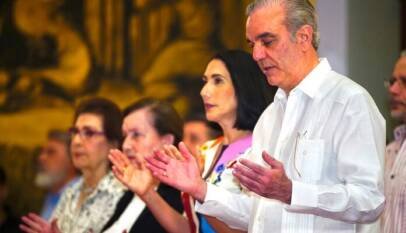 Presidente Luis Abinader realiza misa de acción de gracias en su cumpleaños, junto a familiares y amigos Presidente Luis Abinader realiza misa de acción de gracias en su cumpleaños, junto a familiares y amigos