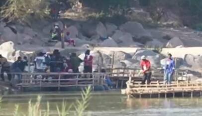 Sudáfrica: migrantes van y vienen en la frontera con Zimbabue Sudáfrica: migrantes van y vienen en la frontera con Zimbabue