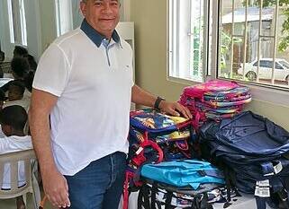 Abogado César Ruiz entrega mochilas a 2 mil niños de escasos recursos en Las Terrenas Abogado César Ruiz entrega mochilas a 2 mil niños de escasos recursos en Las Terrenas