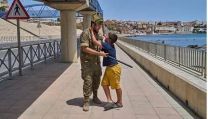 “Ahora somos niños mendigando en la calle”: a una semana de la crisis, menores migrantes en Ceuta esperan un refugio