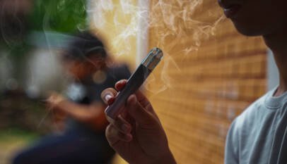 California avanza hacia la prohibición de los cigarrillos electrónicos desechables