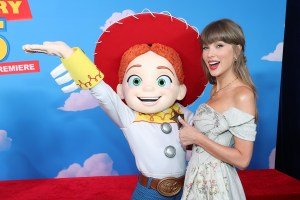 ‘Choosin’ Texas’ de Ella Langley empata récord de 19 semanas entre éxitos no navideños en el No. 1 del Hot 100