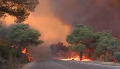 Choque de helicópteros en Grecia deja dos muertos mientras avanzan los incendios