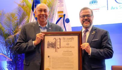Director de ARS SEMMA, Luis René Canaán Rojas es reconocido por el senador de Nueva York Luis R. Sepúlveda Director de ARS SEMMA, Luis René Canaán Rojas es reconocido por el senador de Nueva York Luis R. Sepúlveda