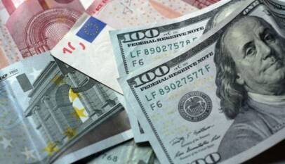 Dólar bajó 9 cts. y era vendido a .44; el euro subió a .79