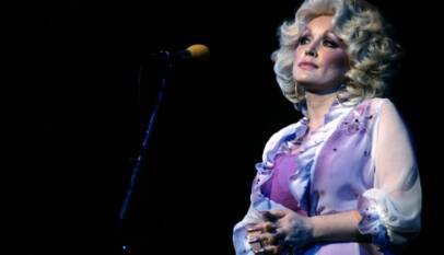 Dolly Parton es recordada por Reba McEntire, Kacey Musgraves, Jack White y más: ‘Siempre te amaremos’