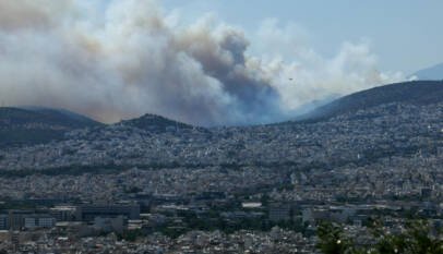 El fuego devora múltiples viviendas en Grecia y obliga a huir por mar a cientos de personas