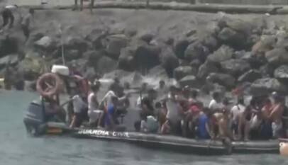 España instala una barrera flotante en Ceuta tras la afluencia de migrantes España instala una barrera flotante en Ceuta tras la afluencia de migrantes