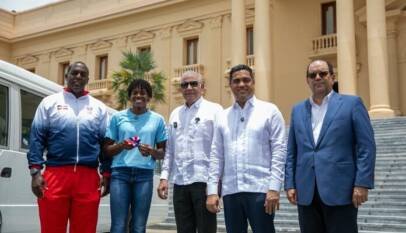 Ministro Andrés Bautista entrega, en nombre del presidente Luis Abinader, autobús a la Fundación Creando Sonrisas Eternas, presidida por la campeona olímpica Marileidy Paulino Ministro Andrés Bautista entrega, en nombre del presidente Luis Abinader, autobús a la Fundación Creando Sonrisas Eternas, presidida por la campeona olímpica Marileidy Paulino