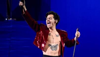 Mira a Harry Styles recuperarse con estilo de caída durante segundo concierto en México Mira a Harry Styles recuperarse con estilo de caída durante segundo concierto en México