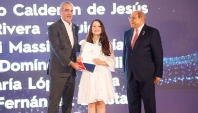 Presidente Abinader entrega 1,500 becas internacionales para cursar programas de especialización, maestrías y doctorados en universidades del extranjero