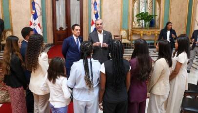Presidente Abinader recibe a los estudiantes dominicanos residentes en España galardonados con el Premio al Mérito Escolar 2026 Presidente Abinader recibe a los estudiantes dominicanos residentes en España galardonados con el Premio al Mérito Escolar 2026