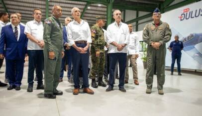 Presidente Abinader y su homólogo hondureño Nasry Asfura Zablah recorren Base Aérea de San Isidro