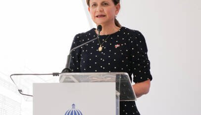 Raquel Peña y ministro Jean Luis Rodríguez entregan 128 nuevos apartamentos en Neyba