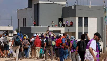 Sexto día consecutivo de asedio: colonos israelíes sitian y expulsan a familias palestinas de sus hogares
