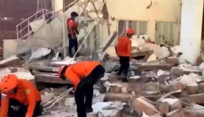 Terremoto en Indonesia: rescate a contrarreloj mientras levantan alerta de tsunami