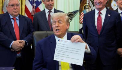 Trump enfrenta demanda por lucrarse con el acceso pago a sus publicaciones en Truth Social