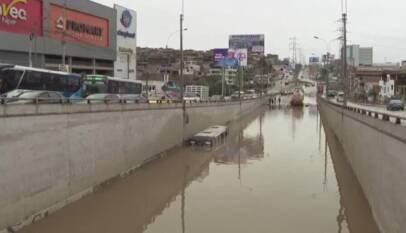 Varios sectores de la capital peruana son afectados por inundaciones