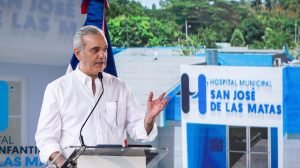 Abinader entrega 1,750 títulos; destaca inversión sector salud