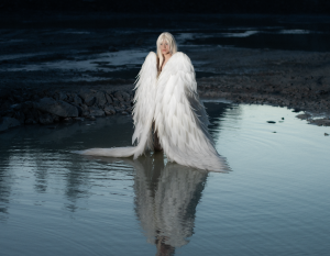 Conoce a Melanie Santiler: la promesa cubana explora identidad y libertad en introspectivo álbum ‘Los Cisnes’ Conoce a Melanie Santiler: la promesa cubana explora identidad y libertad en introspectivo álbum ‘Los Cisnes’