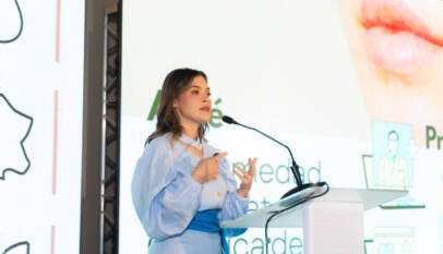 Dermatóloga llama a reforzar el cuidado de la piel ante las altas temperaturas y el aumento de brotes de acné