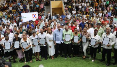 Gobierno de Abinader supera los 170,000 títulos de propiedad entregados a familias en todo el país Gobierno de Abinader supera los 170,000 títulos de propiedad entregados a familias en todo el país