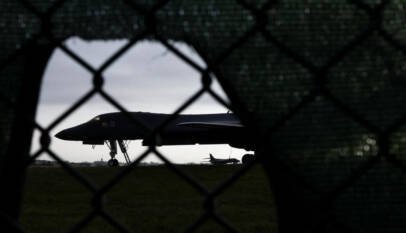 La policía británica detiene a cinco hombres y evacúa viviendas cerca de una base aérea utilizada por EE. UU. La policía británica detiene a cinco hombres y evacúa viviendas cerca de una base aérea utilizada por EE. UU.