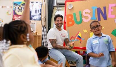 Mira a Maluma enseñar a niños de 2º grado a ser emprendedores: ‘Necesitaba el dinero’
