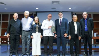 Padre Diego López-Luján presenta libro “Una mirada creyente: Reflexiones ante la enfermedad” Padre Diego López-Luján presenta libro “Una mirada creyente: Reflexiones ante la enfermedad”