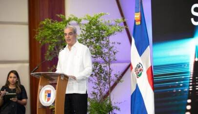 Presidente Abinader respalda creación de laboratorio de semiconductores de la PUCMM y resalta salto tecnológico del país con el primer microchip universitario