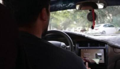 Taxistas en Afganistán buscan la manera de escuchar música pese a la prohibición talibán Taxistas en Afganistán buscan la manera de escuchar música pese a la prohibición talibán