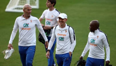 Zinedine Zidane dirige su primer entrenamiento al frente de la selección de Francia Zinedine Zidane dirige su primer entrenamiento al frente de la selección de Francia