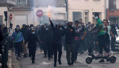 Cientos de escuelas francesas siguen cerradas mientras la Policía  se enfrenta a manifestantes