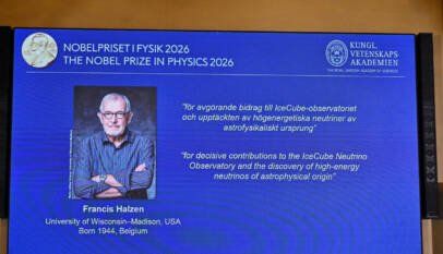El belga Francis Halzen gana el Nobel de Física por detectar partículas subatómicas en el Polo Sur El belga Francis Halzen gana el Nobel de Física por detectar partículas subatómicas en el Polo Sur