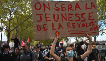 Estudiantes endurecen los bloqueos en Francia: rocían con gasolina al director de una escuela Estudiantes endurecen los bloqueos en Francia: rocían con gasolina al director de una escuela