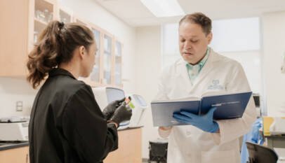 Estudio relaciona bacterias intestinales con el ritmo de envejecimiento biológico