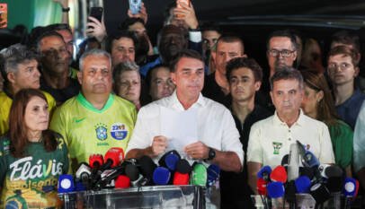 Flávio Bolsonaro afirma que recibió prohibición para salir de Brasil: lo que viene para el excandidato